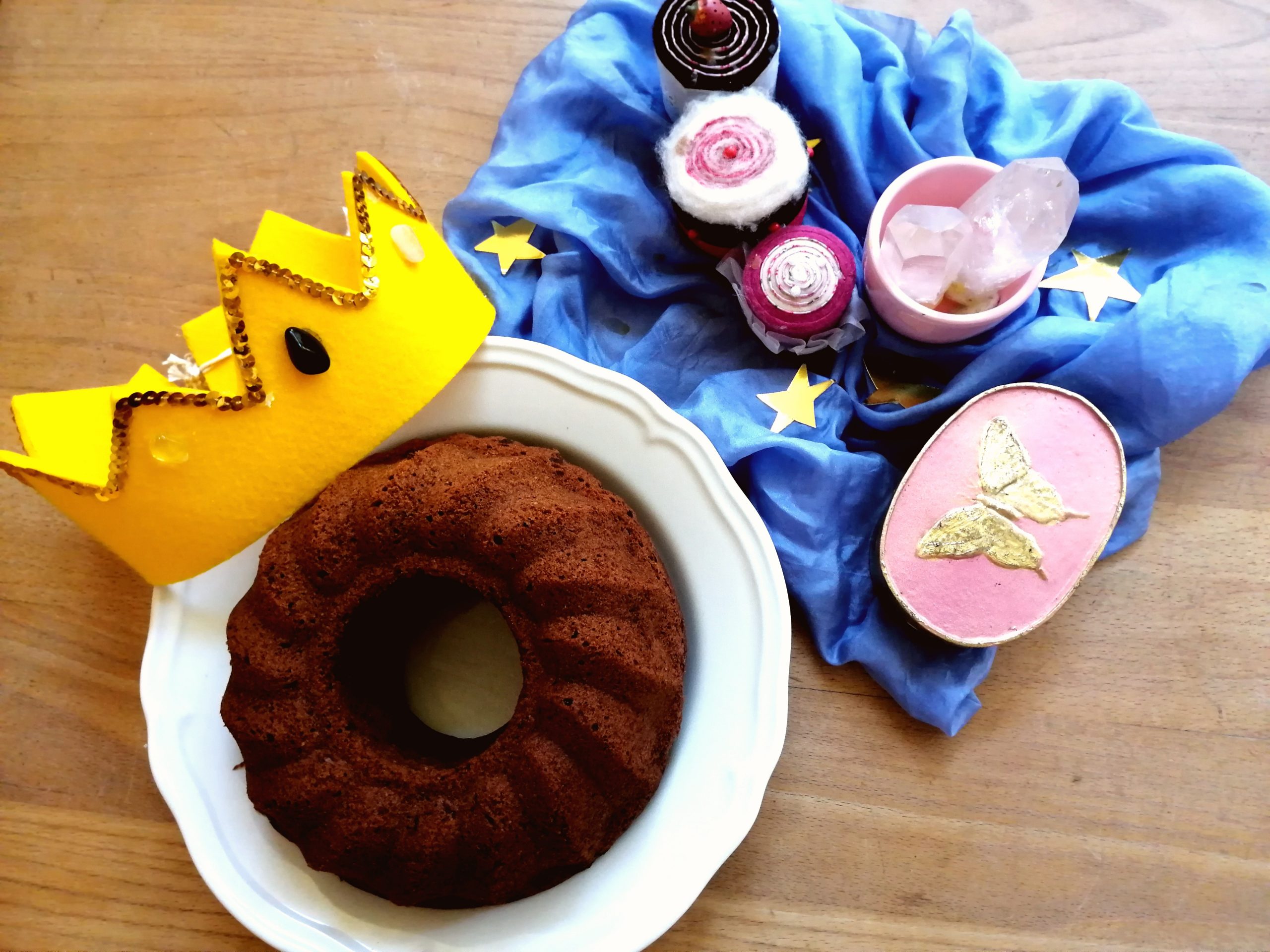 Waldorfkindergarten Ismaning Impressionen Geburtstagkuchen mit Krone für das Geburtstagskind